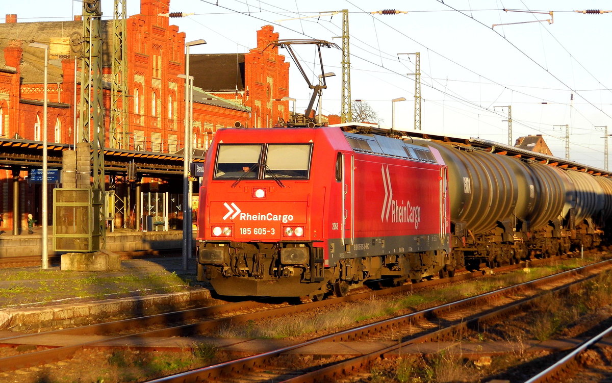 Am 30.10.2017 kam die 185 605-3 von RheinCargo GmbH & Co. KG, aus Richtung Berlin nach Stendal und fuhr weiter in Richtung Salzwedel.