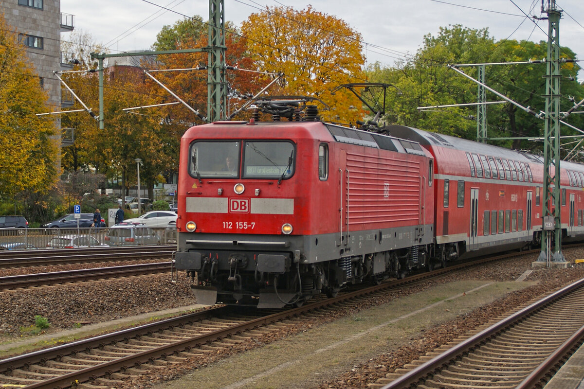Am 30.10.23 war 112 155 als RE 18 nach Dresden Hbf unterwegs, hier ist der Zug bei der Einfahrt in den Bahnhof Dresden Hbf zusehen.