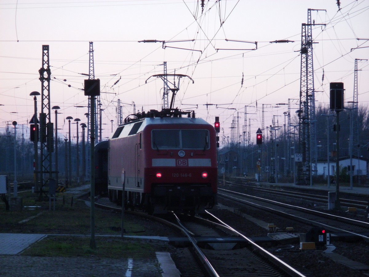 Am 30.11.2012 kam 120 146 Lz nach Stendal um einen abgestellten IC Wagen abzuholen. 