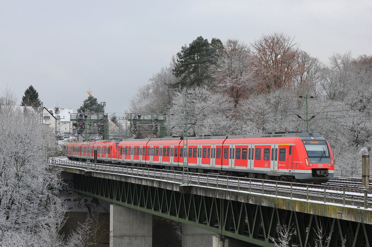 Am 30.11.2017 überquert ein von 430 591 angeführter Langzug als S2 Filderstadt-Schorndorf den Nesenbachviadukt zwischen Stuttgart-Vaihingen und Österfeld. 