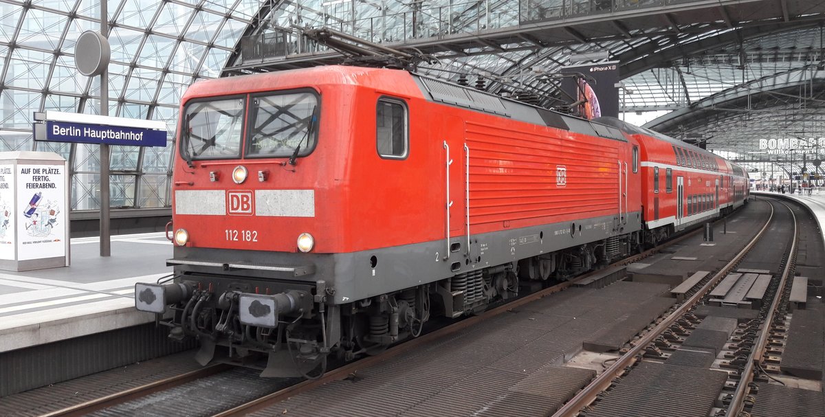 Am 30.11.2018 fuhr 112 182 mit der RB14 von Nauen nach Berlin Schönefeld Flughafen. Hier bei der Ausfahrt aus dem Bahnhof Berlin Hbf.