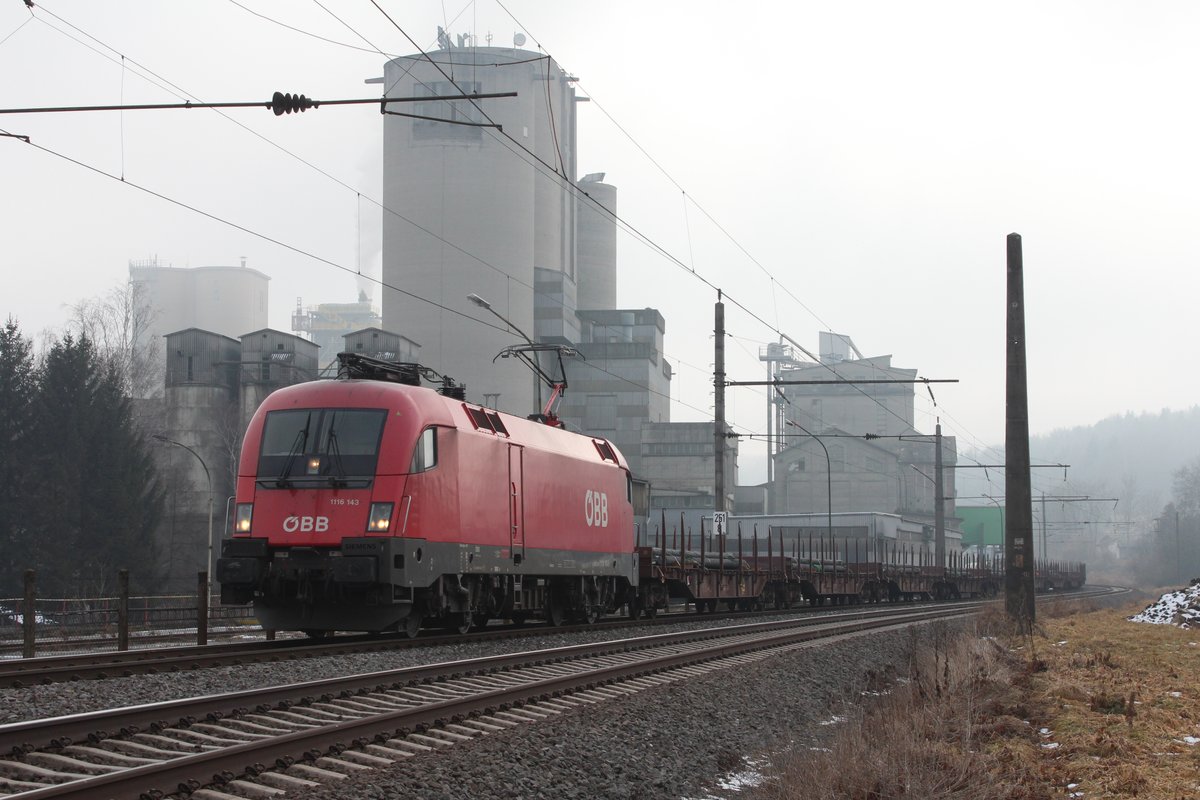 Am 30.1.2019 steht die 1116 143 mit dem GAG47692 von Spielfeld-Straß nach Kindberg im Bahnhof Retznei in der nebeligen Südsteiermark. Im Hintergrund sind die Anlagen der Lafarge Zementwerke GmbH zu sehen die einen Gleisanschluss besitzen und regelmäßig Güterwagen bekommen.