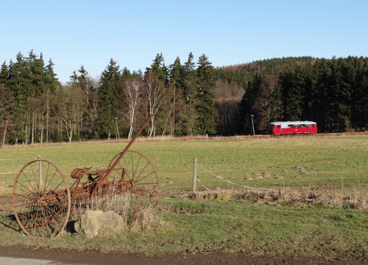 Am 30.12.13 gab es eine Abschlussfahrt mit 171 056 zwischen Schönberg/v. und Scleiz West. Hier zusehen zwischen Schleiz und Wüstendittersdorf.