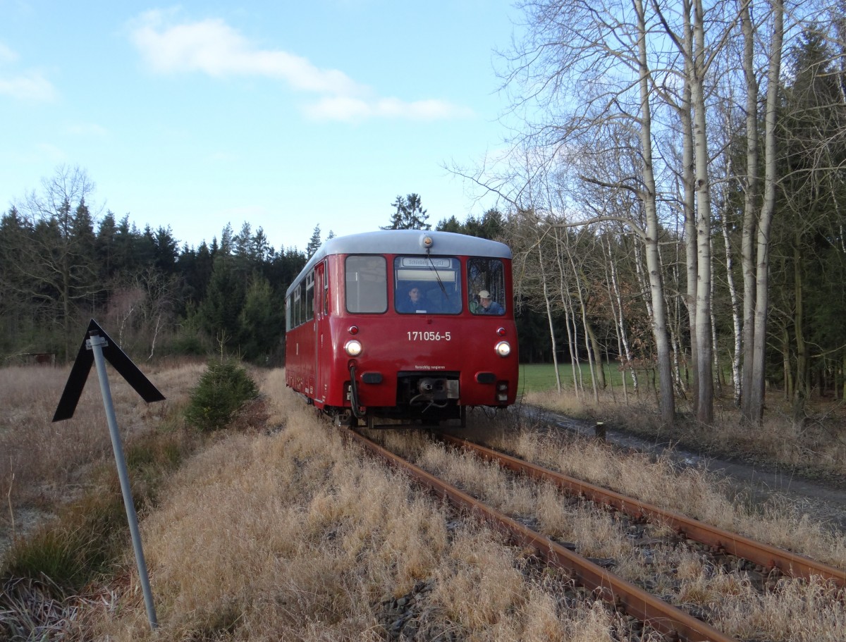 Am 30.12.13 gab es eine Abschlussfahrt mit 171 056 zwischen Schönberg/v. und Schleiz West. Hier zusehen bei der Einfahrt in Schönberg/V.
