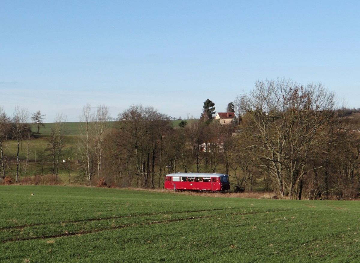 Am 30.12.13 gab es eine Abschlussfahrt mit 171 056 zwischen Schönberg/v. und Scleiz West. Hier zusehen zwischen Schleiz und Wüstendittersdorf.