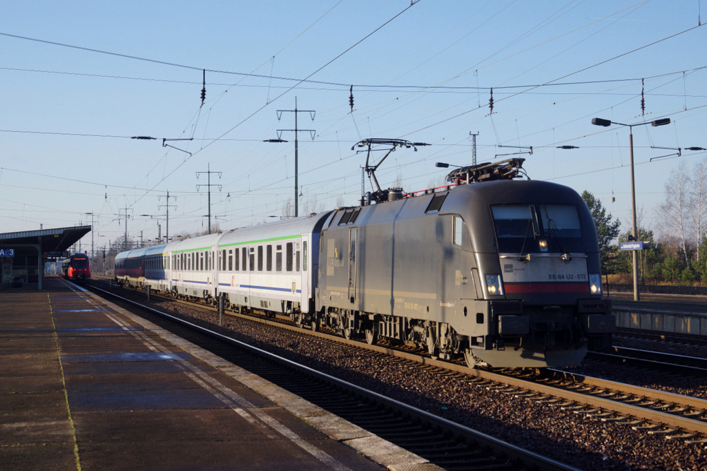 Am 30.12.13 hatte ich zum ersten Mal Probleme mit einem 442er seit es sie hier gibt. Dadurch hatte ich einen längeren Zwangsaufenthalt in Schönefeld und beim Warten auf den nächsten Zug gen Innenstadt konnte der Wawel mit Regelbespannung (182 572) abgelichtet werden. Grüße an Frank!