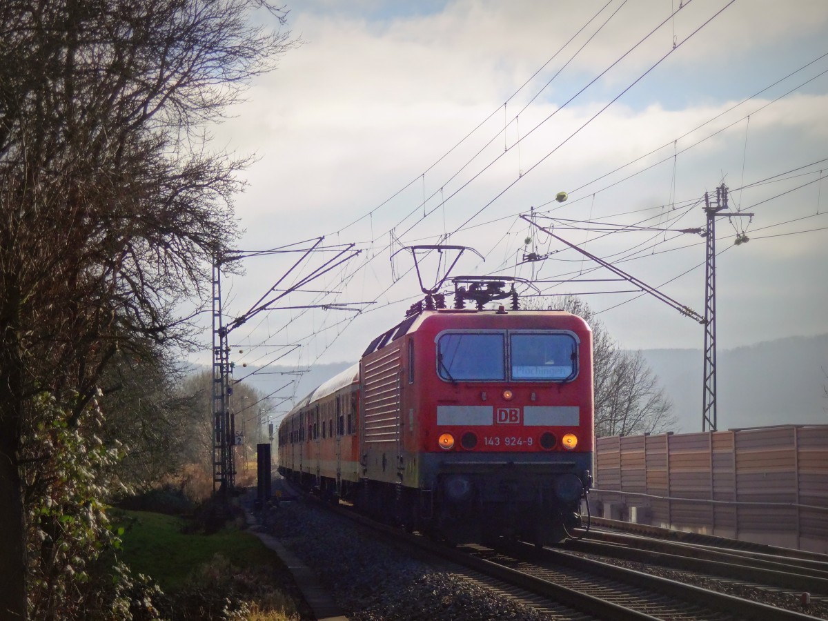 Am 30.12.13 war die RB 19330 von Geislingen (Steige) nach Plochingen mit der Zuglok 143 924 sowie 5 n-Wagen unterwegs.
Aufgenommen wurde der Zug nahe dem Bahnhof Gingen an der Fils.