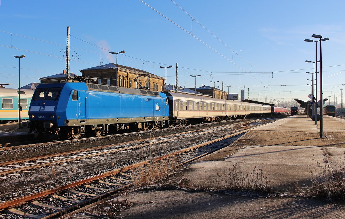 Am 30.12.16 wurde mit dem Ersatzzug mitgefahren. Es ging von Plauen/V. nach Hof-Dresden-Hof und zurück nach Plauen/V. Hier 145 030 mit dem RE 26975 in Hof Hbf.