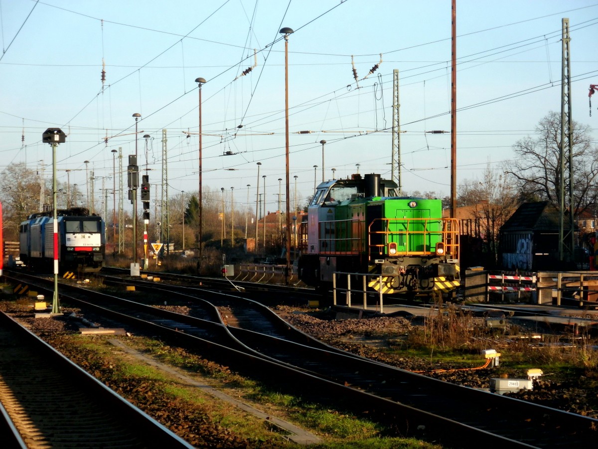 Am 30.12.2013 kam 277 102 aus dem Bw Stendal vom Tanken und fuhr zu ihrer Schwesterlok (277 101)in die Abstellung. 