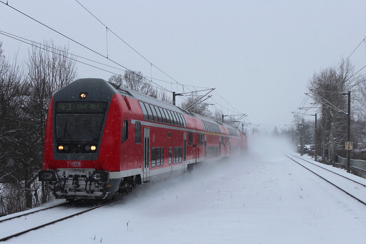 Am 30.12.2014 fährt der RE 4768 (Dresden Hbf - Hof Hbf) durch Zwickau-Pölbitz, am Zugende war an jenem Tag die 143 814-2.