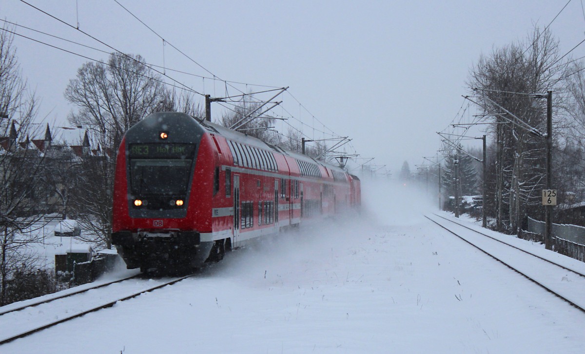 Am 30.12.2014 schiebt die 143 947-0 ihren RE 4788 (Dresden Hbf - Zwickau (Sachs) Hbf) durch Zwickau-Pölbitz.
