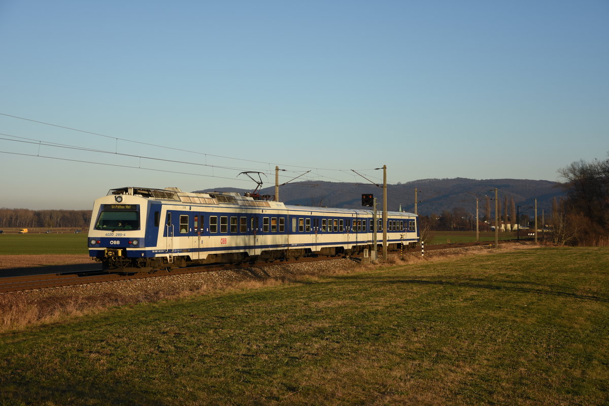 Am 30.12.2016 ist der 4020 295 als S-Bahn nach St.Pölten unterwegs. Hier der Zug bei Muckendorf-Wipfing