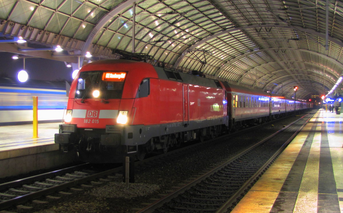 Am 30.12.2016 hatte 182 015 die Aufgabe den IRE4272 vom Berlin Ostbahnhof nach Hamburg Hbf zu bringen. Hier zu sehen im Bahnhof Berlin Spandau.
