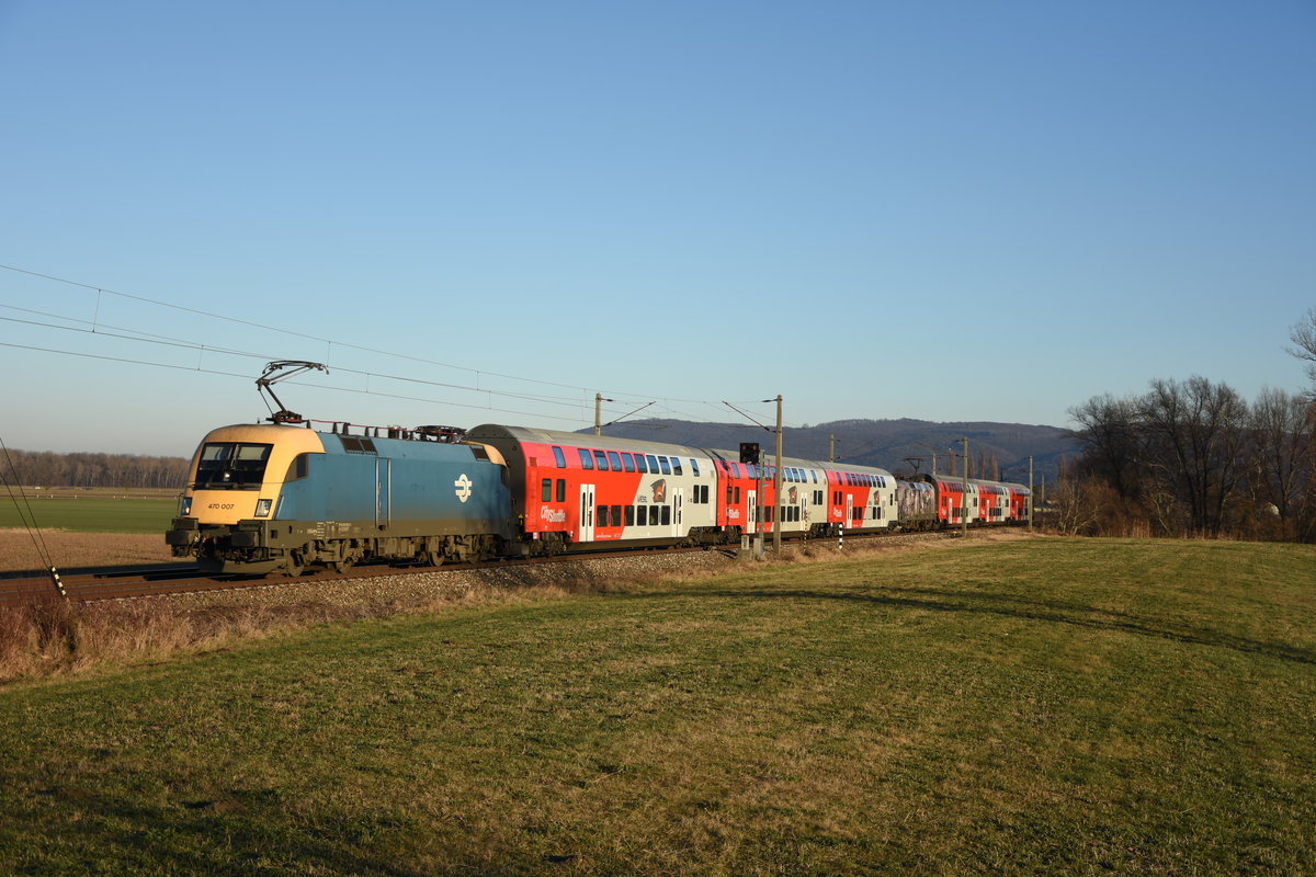 Am 30.12.2016 sind die beiden MAV Lokomotiven 470 007 und 470 001 mit einem REX nach Ceske Velenice bei Muckendorf-Wipfing unterwegs.
