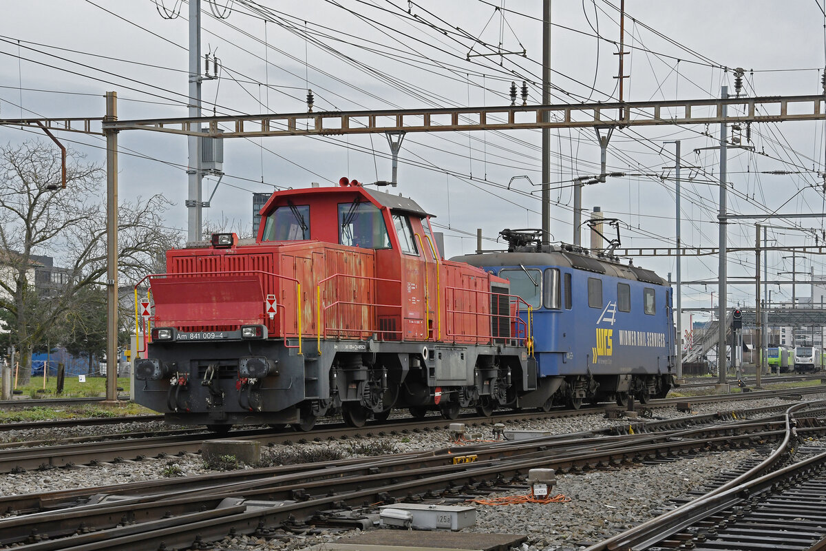 Am 30.12.2022 schleppt die Re 430 115-6 der WRS die Am 841 009-4 durch den Bahnhof Pratteln.