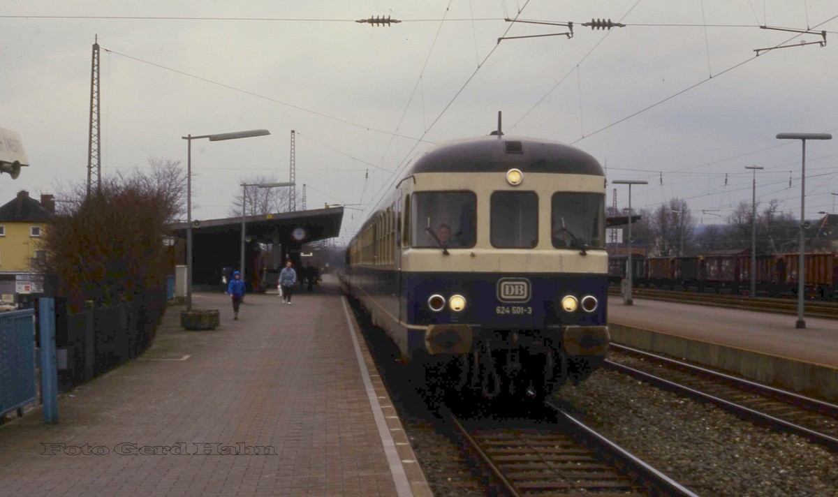 Am 30.3.1988 war der Vorserien Triebwagen 624501 als N 8620 zwischen Osnabrück und Münster eingesetzt. Hier steht der Zug um 15.06 Uhr am Bahnsteig in Lengerich.