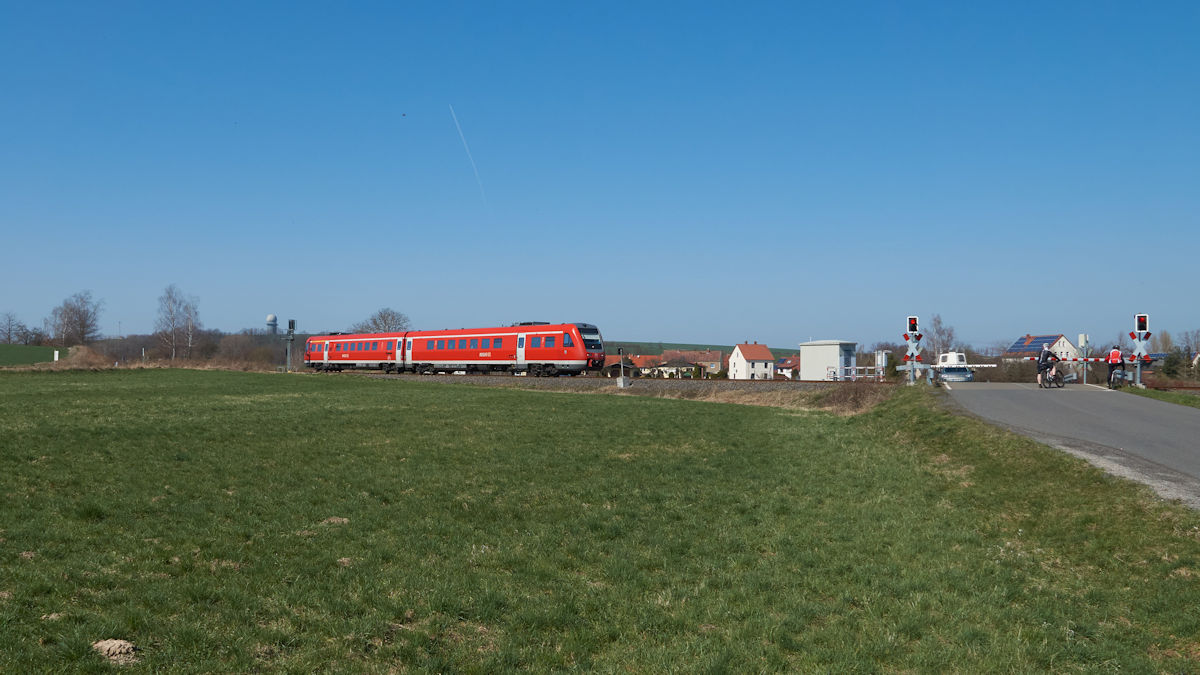 Am 30.3.2021 war ein unbekannter 612 als RE3907 auf dem Weg von Erfurt nach Altenburg. Gerade befindet er sich im Bereich des Abzweig Saara und wird in Kürze den Bahnhof Lehndorf erreichen.
