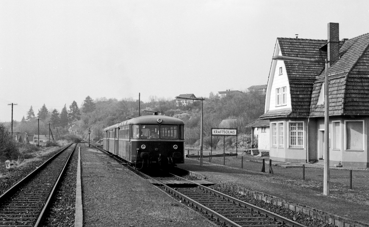 Am 30.4.1984 ermöglichte mir das Zugpersonal diese Aufnahme. Mir fällt immer wieder (angenehm) auf, dass es in der 1980er Jahren noch so gut wie keine Graffities an Bahngebäuden oder Schildern gab !