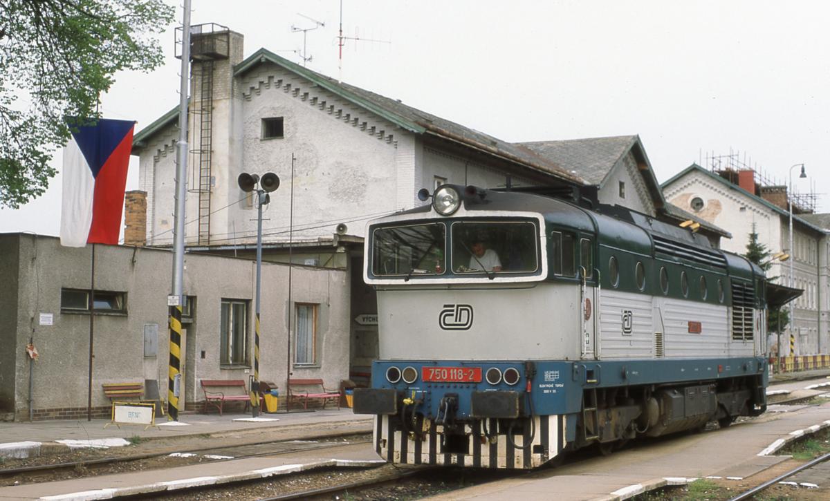 Am 30.4.2003 fotografierte ich die 750118 um 18.18 Uhr im Bahnhof Hrusovany. Ich ahnte dabei nicht, dass ich die Lok eine halbe Stunde später wieder an einem Bahnübergang bei Miroslav noch einmal vor die Linse bekommen würde.