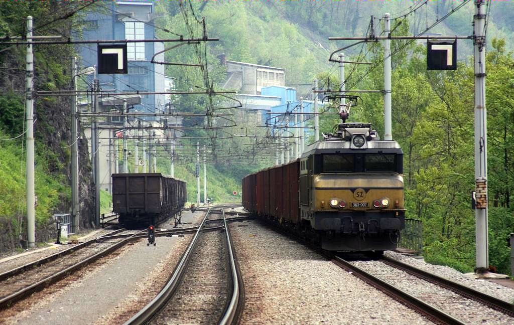 Am 30.4.2008 quälte sich JZ 363007 noch in alter Lackierung mit einem schweren
Güterzug bergwärts bei Trebovlj Richtung Lubljana.