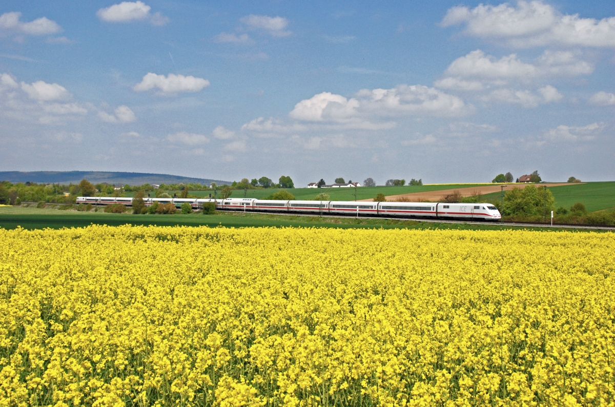 Am 30.4.2017 ist ein ICE-Umleiter bei Bad Nauheim - Niedermörlen auf der Main-Weser-Bahn unterwegs.