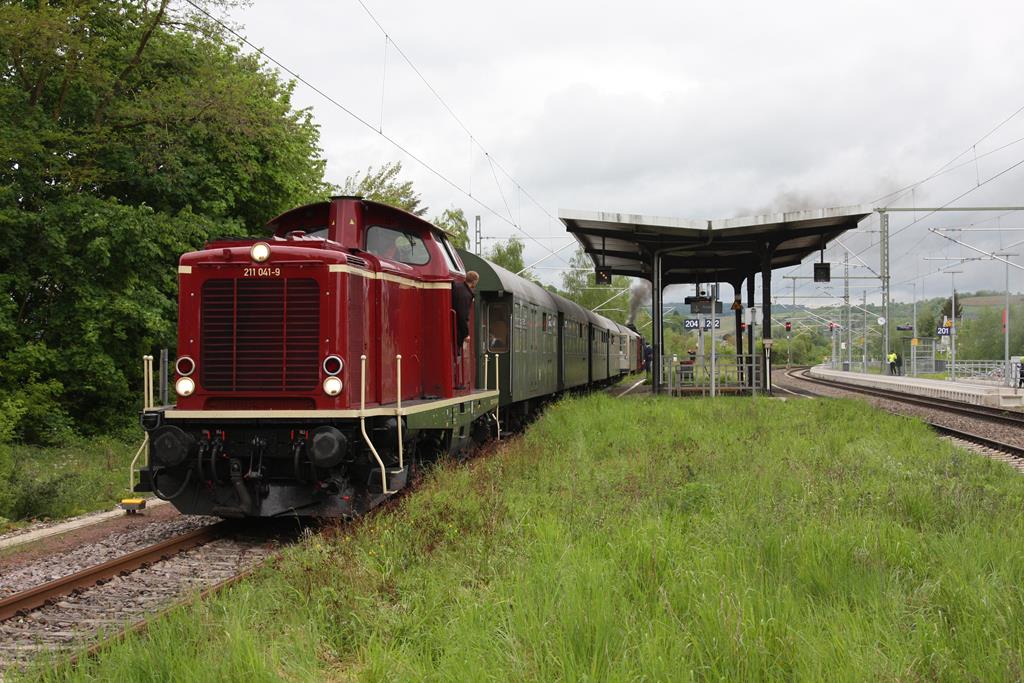 Am 30.4.2018 fuhren im Rahmen des Dampflok Spektakels Sonderzüge rund um Trier. Der erste Zug kam um 10.17 Uhr im Bahnhof Igel an und machte dort mit 78468 und der NESA 211041 Kopf.
