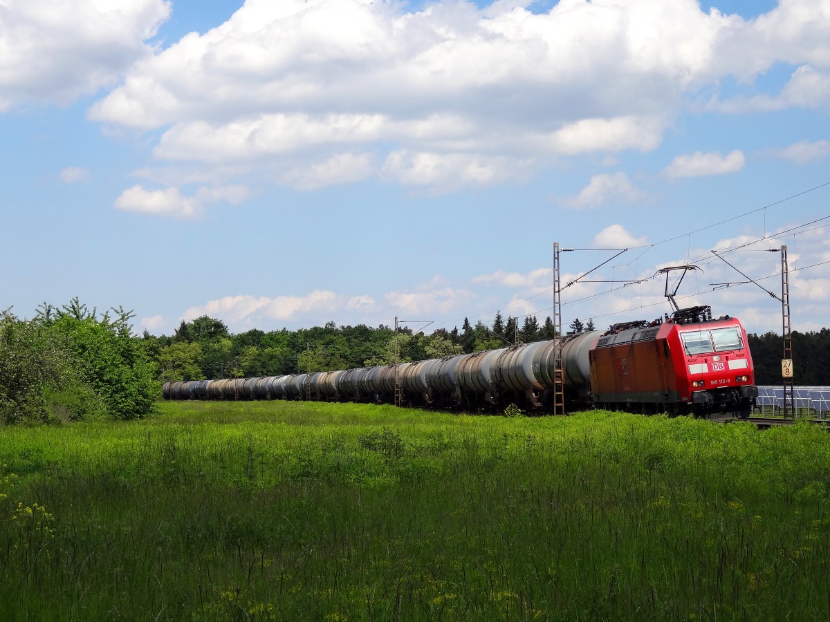 Am 30.5.13 war auch die 185 119 mit einem Kesselwagenzug auf der Rheinbahn unterwegs.
Aufgenommen bei Waghäusel. 