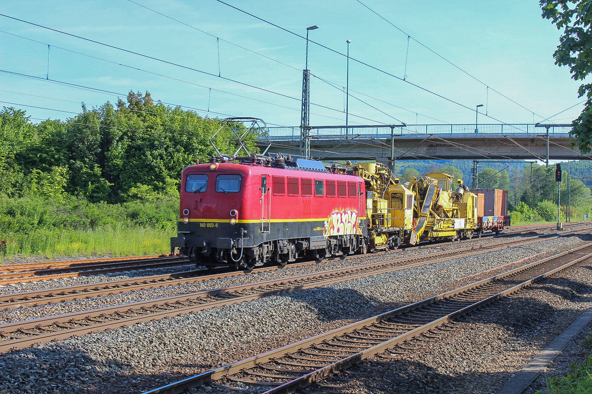 Am 30.5.2019 durchfuhr 140 003 mit einem kurzen Bauzug den Bahnhof Pressig in Richtung Bamberg