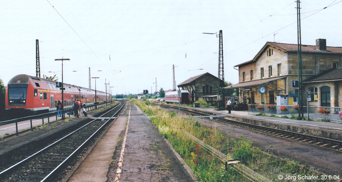 Am 30.6.04 hielt ein Doppelstock-RE nach Saalfeld in Breitengüßbach auf Gleis 4. 