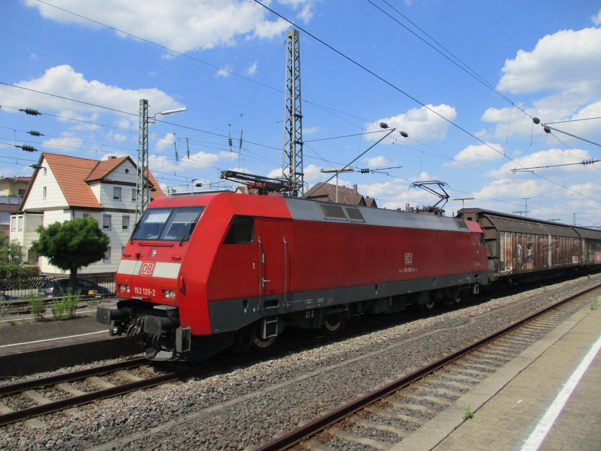Am 30.6.2018 konnte ich die 152 139-2 in Schorndorf mit einem Gemischten Güterzug Fotogafieren.
