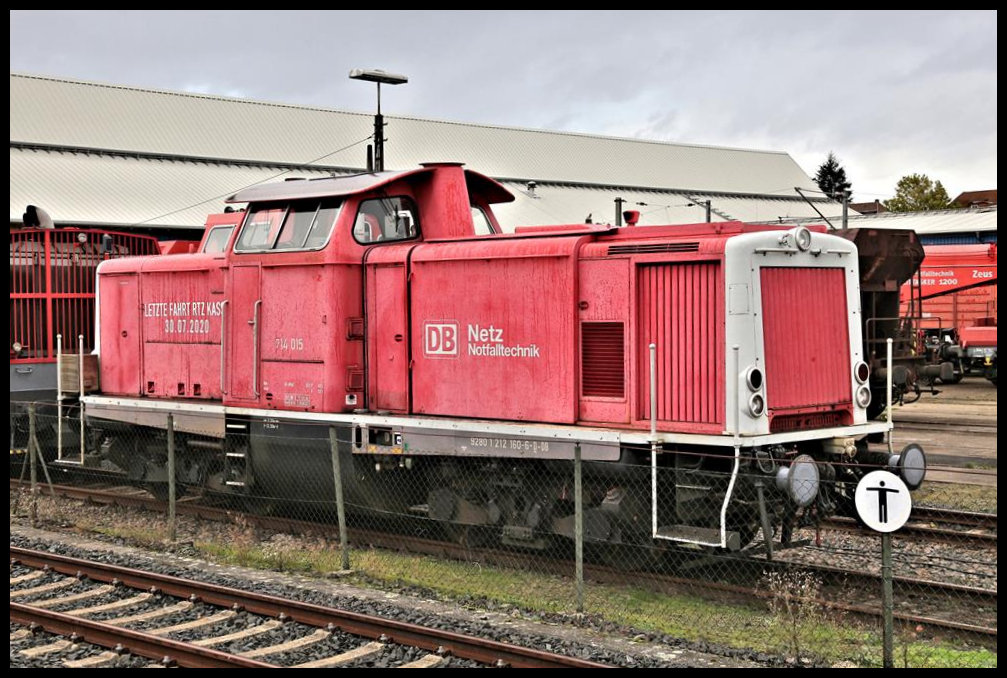 Am 30.7.2020 hatte die 714015 ex 212160-6 ihre letzte Einsatzfahrt für DB Netz Notfalltechnik.
Am 19.10.2021 konnte ich die Lokomotive vom Bahnsteig im HBF Fulda aus ablichten. 