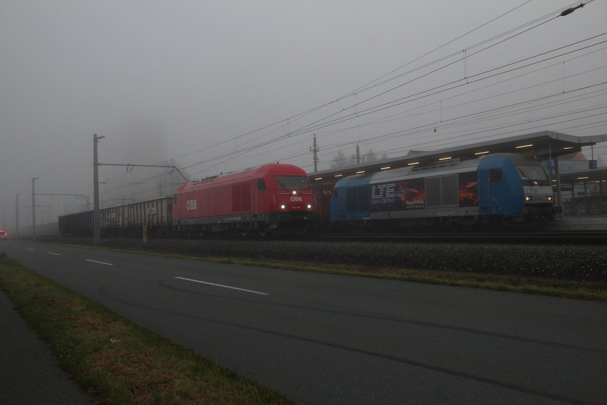 Am 30.7.2020 herrschte früh morgens mit dem dichten Nebel fast schon Herbstwetter als die 2016 086 als Verschubreserve Kal2 und die LTE 2016 904 mit einem Containerzug in Kalsdorf nebeneinander posierten.