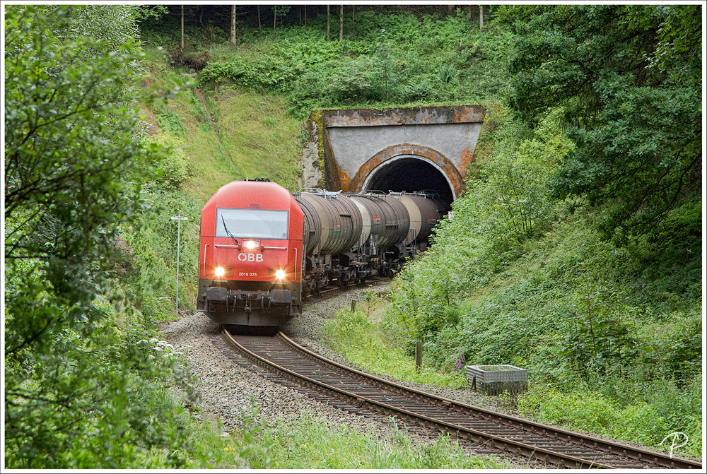 Am 30.7.bringt die 2016.075 den Laugenzug durch den Hausrucktunnel. Seit mehr als einem Jahr verkehrt nun auf der Hausruckstrecke werktags ein Güterzug.

