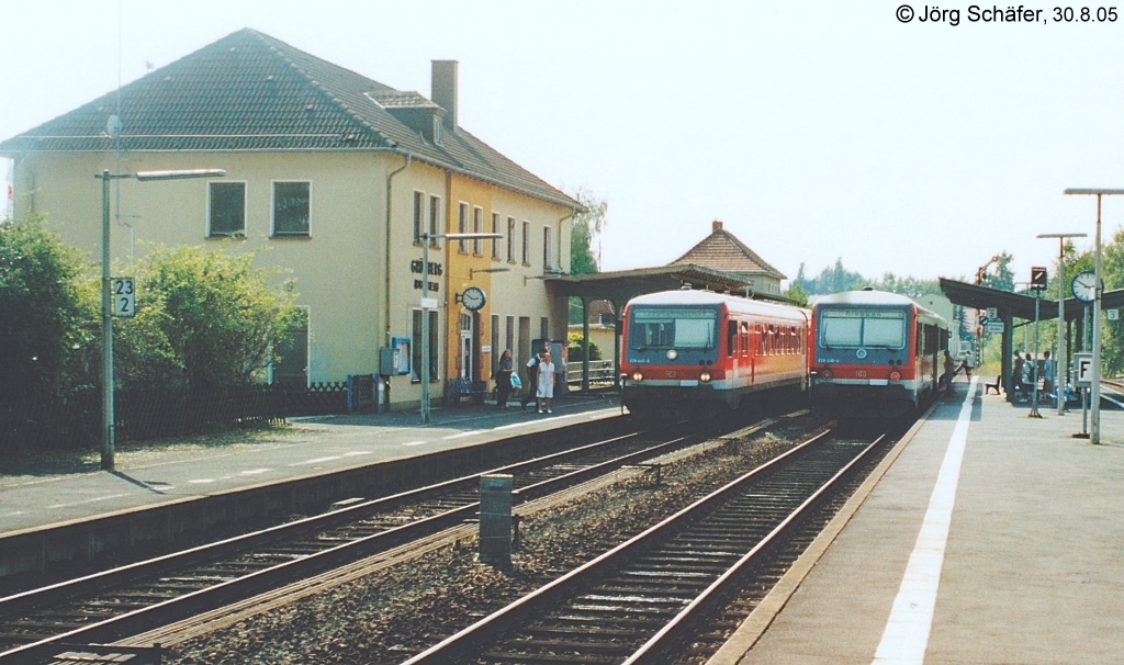 Am 30.8.05 begegneten sich 928 449 nach Lauterbach und 628 438 nach Gieen im Bahnhof Grnberg.

