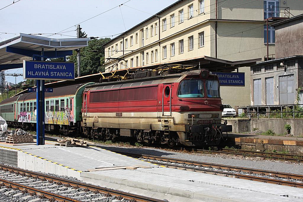 Am 30.8.2009 steht 240097 vor einer Os Garnitur im Hauptbahnhof von Bratislava.