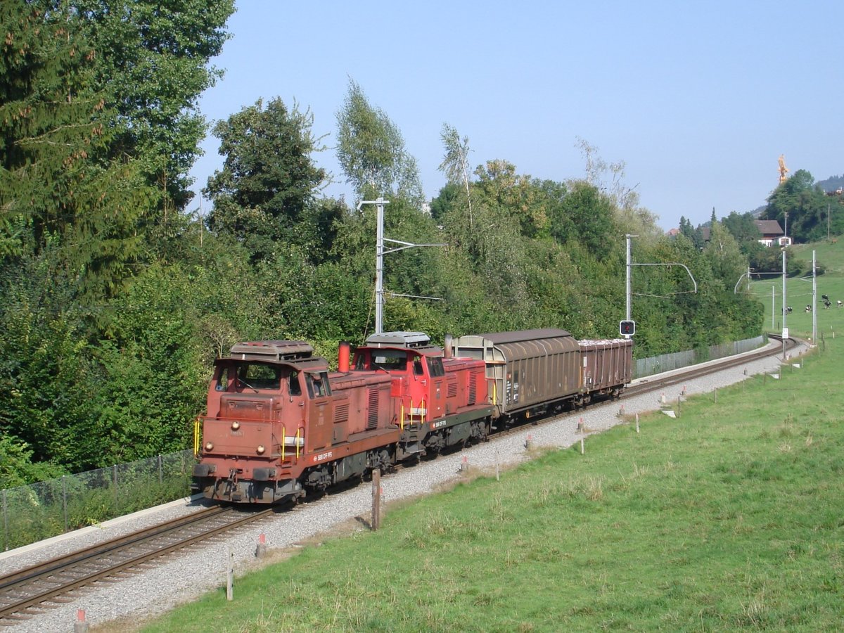 Am 31. August 2007 ist die SBB Cargo-Bm 4/4 18408 auf dem RBS-Netz mit einem Defekt stehen geblieben und musste daher durch die Bm 4/4 18414 abgeschleppt werden, hier auf der Fahrt Richtung Bolligen B-Anlage (Kartonfabrik Deisswil) kurz nach Bolligen. Diese beiden Bm 4/4 waren die einzigen SBB-Fahrzeuge, die für den Einsatz auf dem RBS-Dreischienengleis mit der Zugsicherung ZSL 90 ausgerüstet waren. Selten kamen auch andere Bm 4/4 und nur zwei- bis dreimal eine Am 843 zum Einsatz.