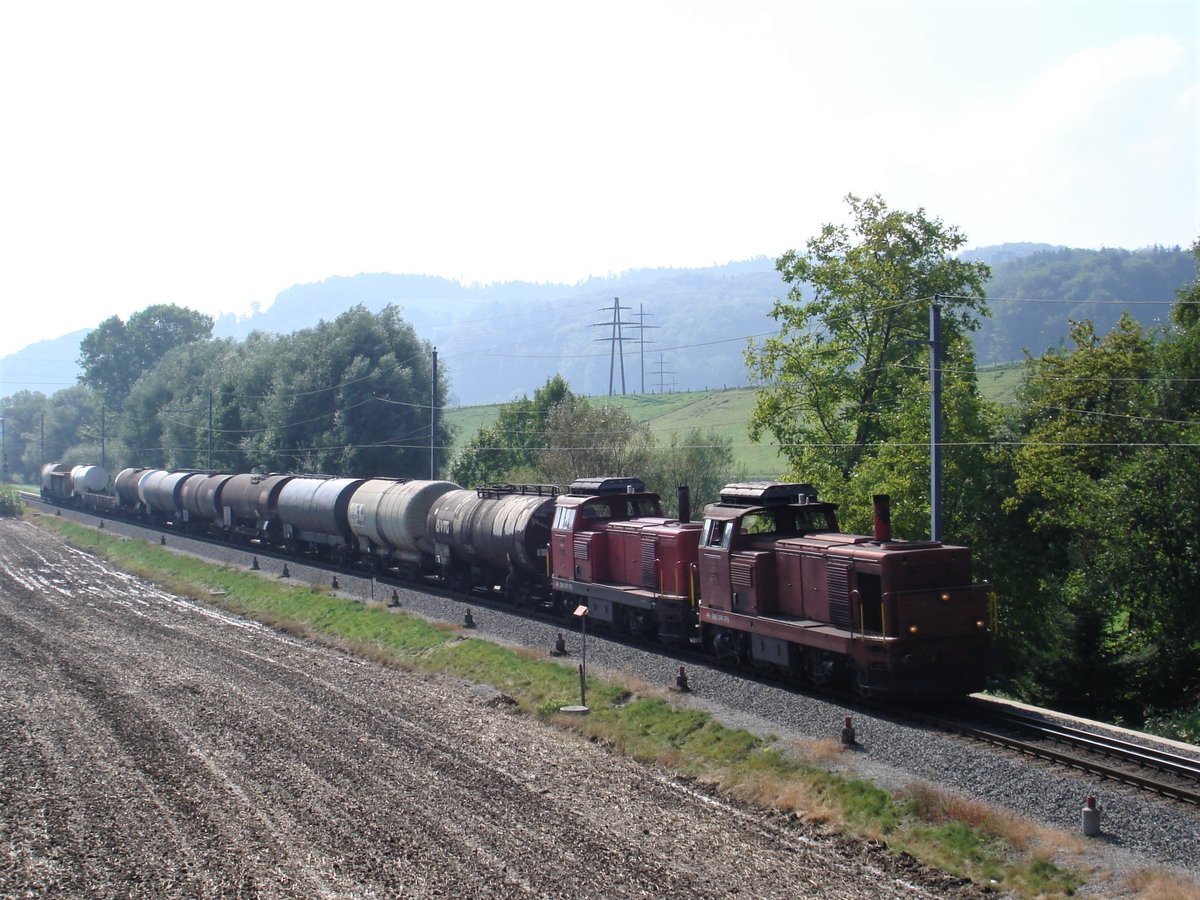 Am 31. August 2007 ist die SBB Cargo-Bm 4/4 18408 auf dem RBS-Netz mit einem Defekt stehen geblieben und musste daher durch die Bm 4/4 18414 abgeschleppt werden, hier auf der Rückfahrt mit einem stattlichen Güterzug Richtung Worblaufen-Zollikofen kurz vor Bolligen. Diese beiden Bm 4/4 waren die einzigen SBB-Fahrzeuge, die für den Einsatz auf dem RBS-Dreischienengleis mit der Zugsicherung ZSL 90 ausgerüstet waren. Selten kamen auch andere Bm 4/4 und nur zwei- bis dreimal eine Am 843 zum Einsatz.