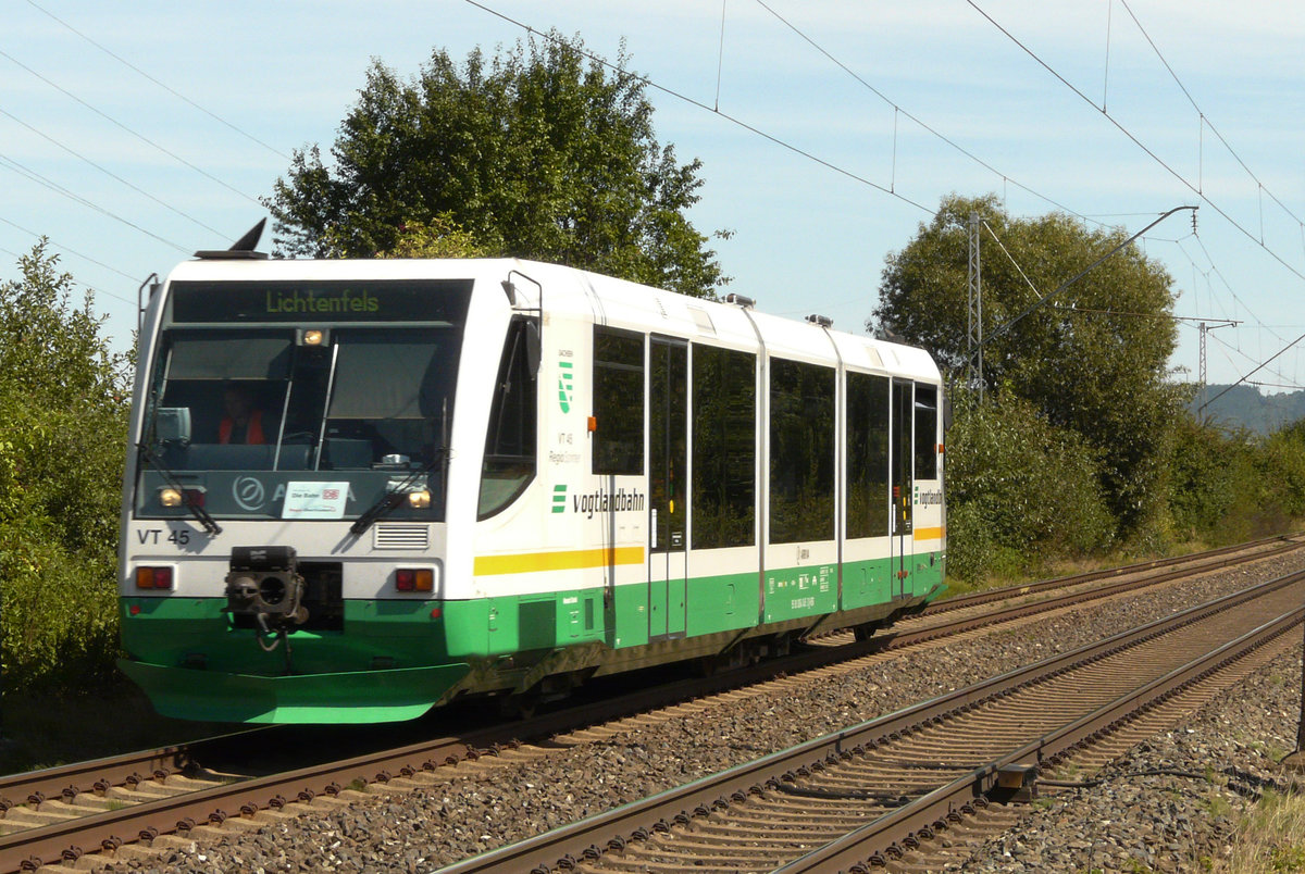 Am 31. August 2009 konnte ich  VT45 der Vogtlandbahn als RB 34199 Neuenmarkt-Wirsberg - Lichtenfels am Bahnübergang zwischen Trieb und Schwürbitz fotografieren. Die Regiosprinter der Vogtlandbahn verkehrten von 2007 bis 2010 auf dieser oberfränkischen Strecke. 