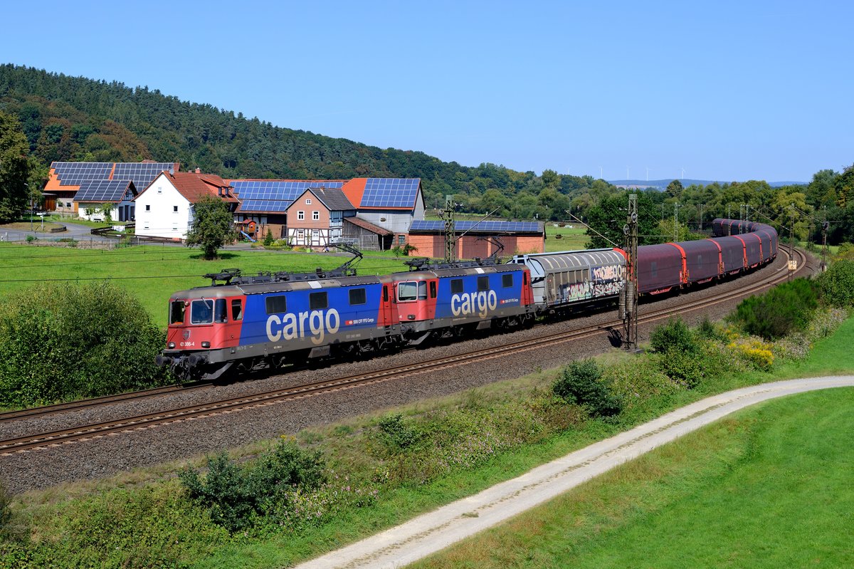 Am 31. August 2016 bildeten dann 421 382 und 372 den Abschluss meines Aufenthalts in Hermannspiegel. Das fotogene Tandem beförderte den DGS 48621 von Göttingen Hbf nach Basel SBB RB, bestehend aus einem Hbbillns und Shimmns von On Rail. Ladegut des Zuges ist Aluminium und er pendelt zwischen den Novelis-Standorten in Sierre und Göttingen.