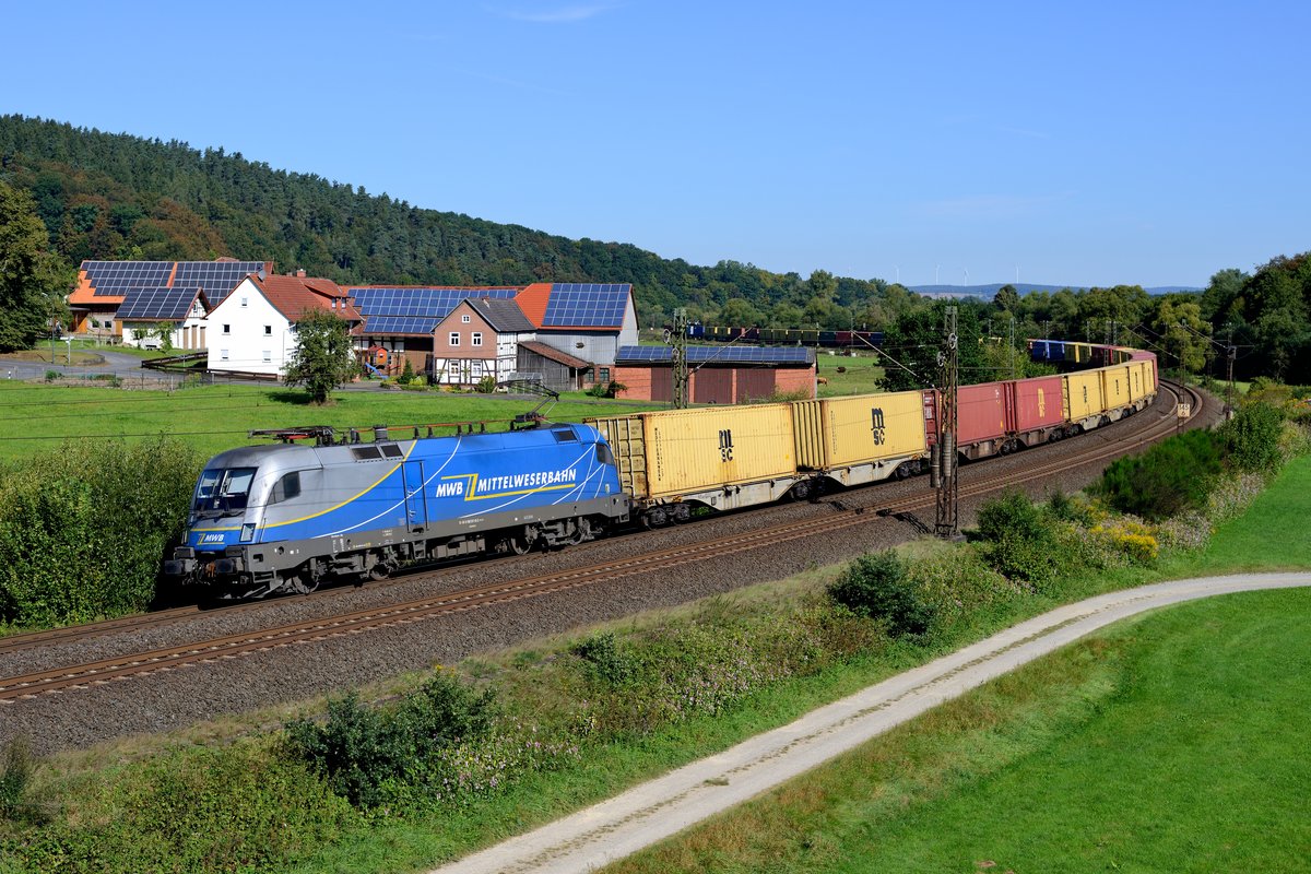 Am 31. August 2016 konnte ich den den DGS 69073 von Bremerhaven Imsumer Deich nach Stuttgart Hafen bei Hermannspiegel an der Nord-Süd-Strecke aufnehmen. Geführt wurde der gut ausgelastete Containerzug von der 182 911 der Mittelweserbahn.
