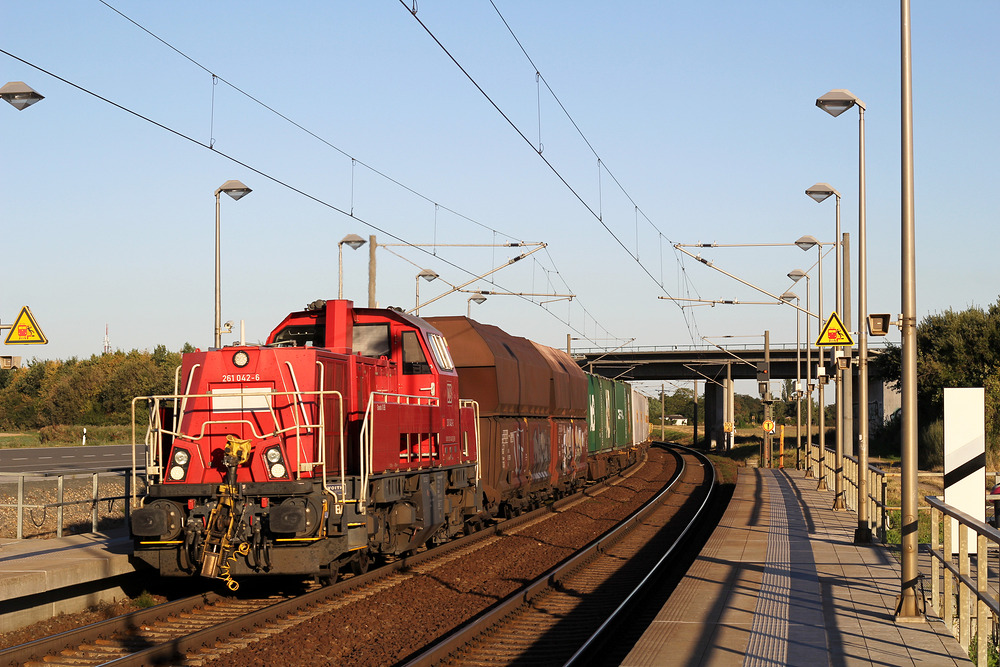 Am 31. August 2016 konnte ich vom Bahnsteig des Haltepunkts Schkeuditz West 261 042 mit einer Übergabe ablichten.