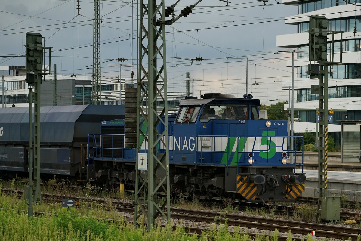 Am 31. August 2021 wartete die NIAG 5 (275 017-2) im Bietigheim-Bissinger Bahnhof auf die Ausfahrt. 