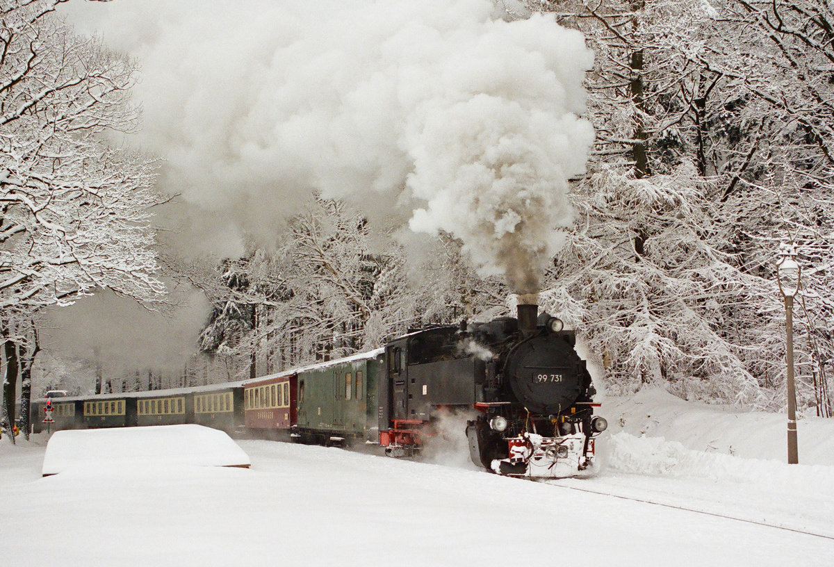 Am 31. Dezember 2002 fährt ein Zug der Zittauer Schmalspurbahn in den Haltepunkt Kurort Jonsdorf Hst. ein.