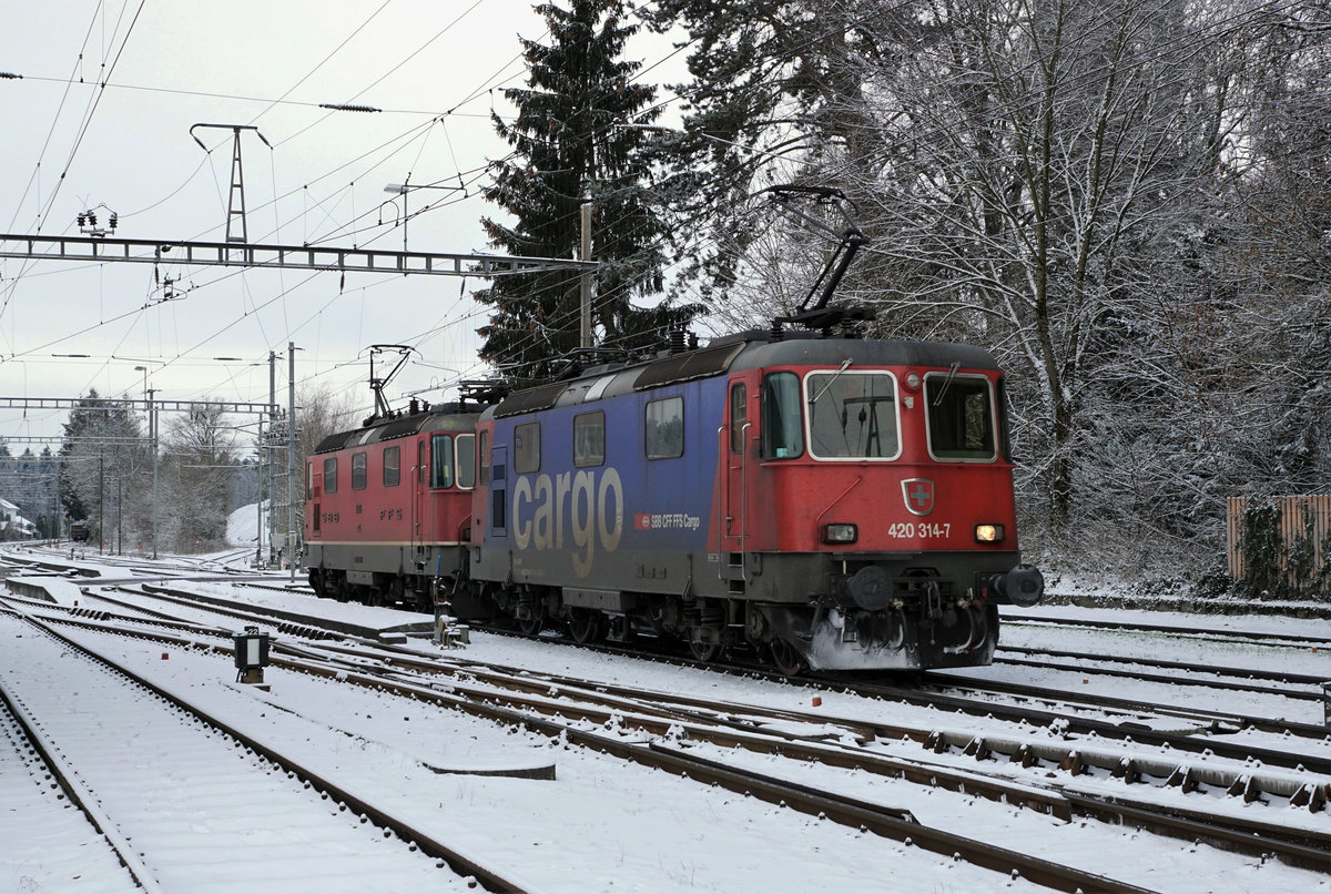 Am 31. Januar 2019 brachten die beiden Re 420 316-2 und Re 420 314-7 anstelle einer Re 620 einen sehr langen Güterzug vom RBL zum Stahlwerk Gerlafingen.
Foto: Walter Ruetsch