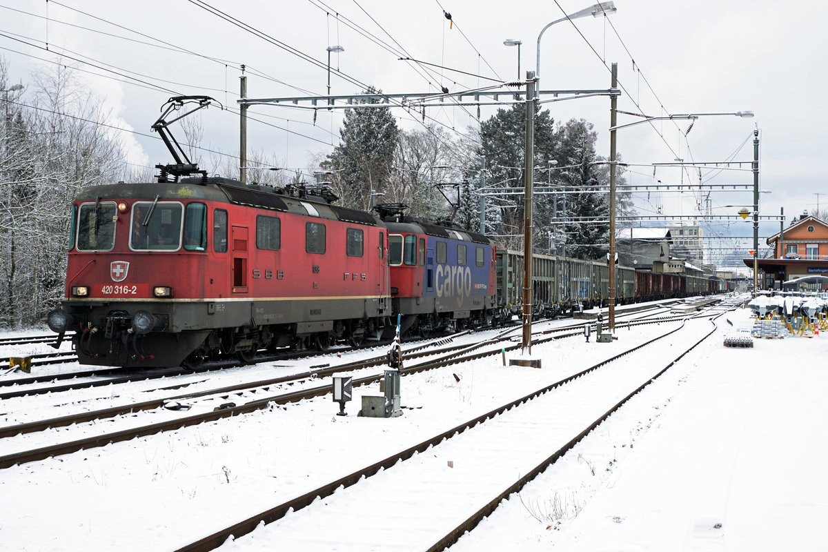Am 31. Januar 2019 brachten die beiden Re 420 316-2 und Re 420 314-7 anstelle einer Re 620 einen sehr langen Güterzug vom RBL zum Stahlwerk Gerlafingen.
Foto: Walter Ruetsch
