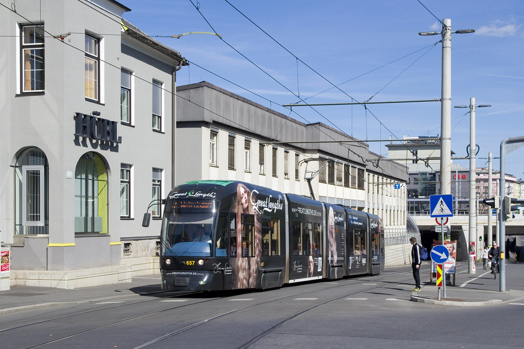 Am 31. März 2016 ist Cityrunner 657, welcher seit kurzem für Haarverlängerungen wirbt, als Linie 7 in der Eggenberger Straße unterwegs.