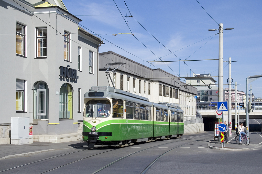 Am 31. März 2016 ist TW 502 auf der Linie 6 in der Eggenberger Straße unterwegs. Nun sind die SGP-Achtachser der Reihe 500 übrigens aufgrund der Taktverdichtung und des daraus resultierenden Mehrbedarf an Straßenbahnen auf den Straßenbahnlinien 4 und 5 auch tagsüber wieder regelmäßig anzutreffen.