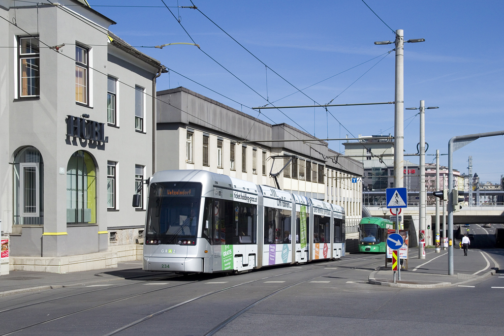Am 31. März 2016 ist Variobahn 234 als Linie 7 in der Eggenberger Straße unterwegs.