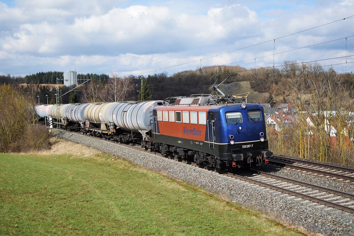Am 31. März 2018 zieht 139 287 der BayernBahn einen Kesselwagenganzzug durch Westerstetten Richtung Ulm.
