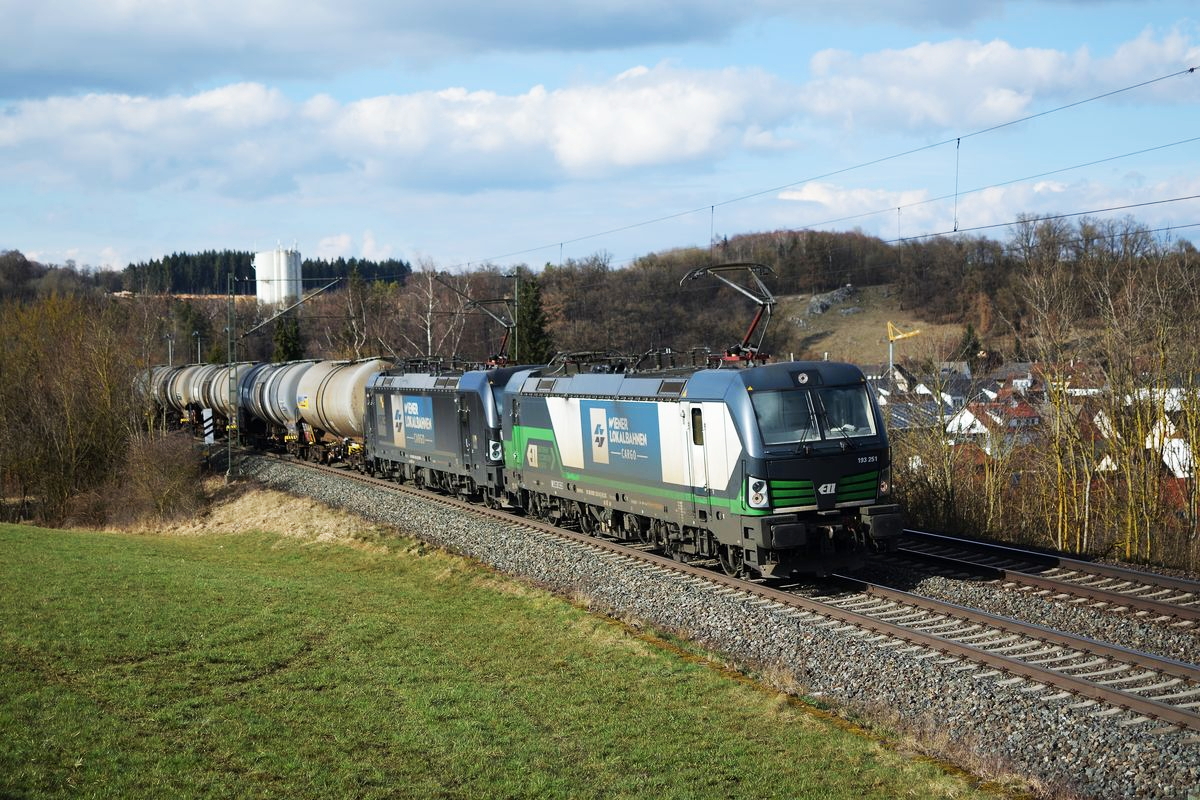 Am 31. März 2018 zieht eine Doppeltraktion Vectrone, geführt von 193 251, einen Kesselwagenganzzug durch Westerstetten Richtung Ulm.